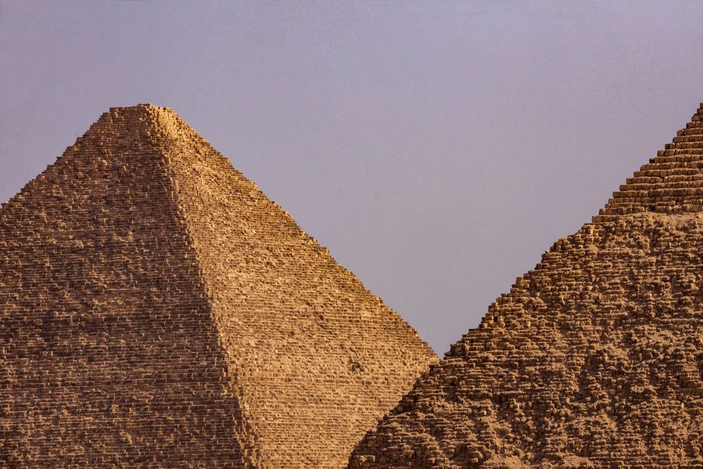 Las pirámides de Guiza, en Egipto, bajo un cielo despejado