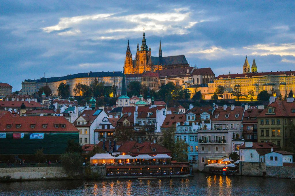 Castillo de Praga al atardecer sobre el casco histórico