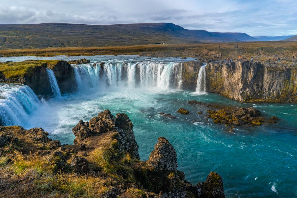 Cascada de Goðafoss, en Islandia, entre terreno rocoso