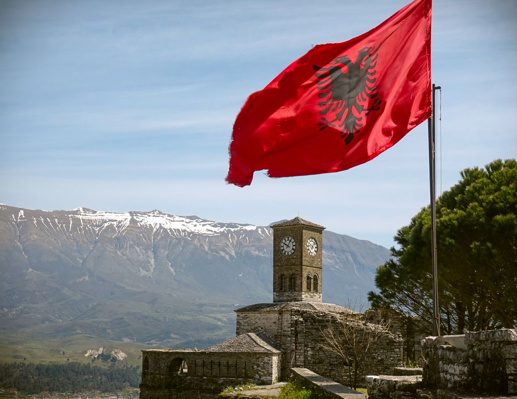 Fortaleza de Gjirokastër, en Albania, con la bandera y la torre del reloj