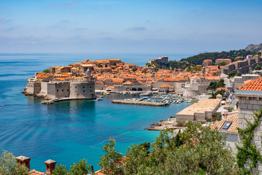 Casco antiguo de Dubrovnik, en Croacia, con sus murallas sobre el Adriático