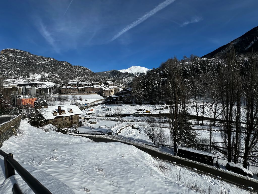 La Massana, en Andorra, con las montañas nevadas al fondo