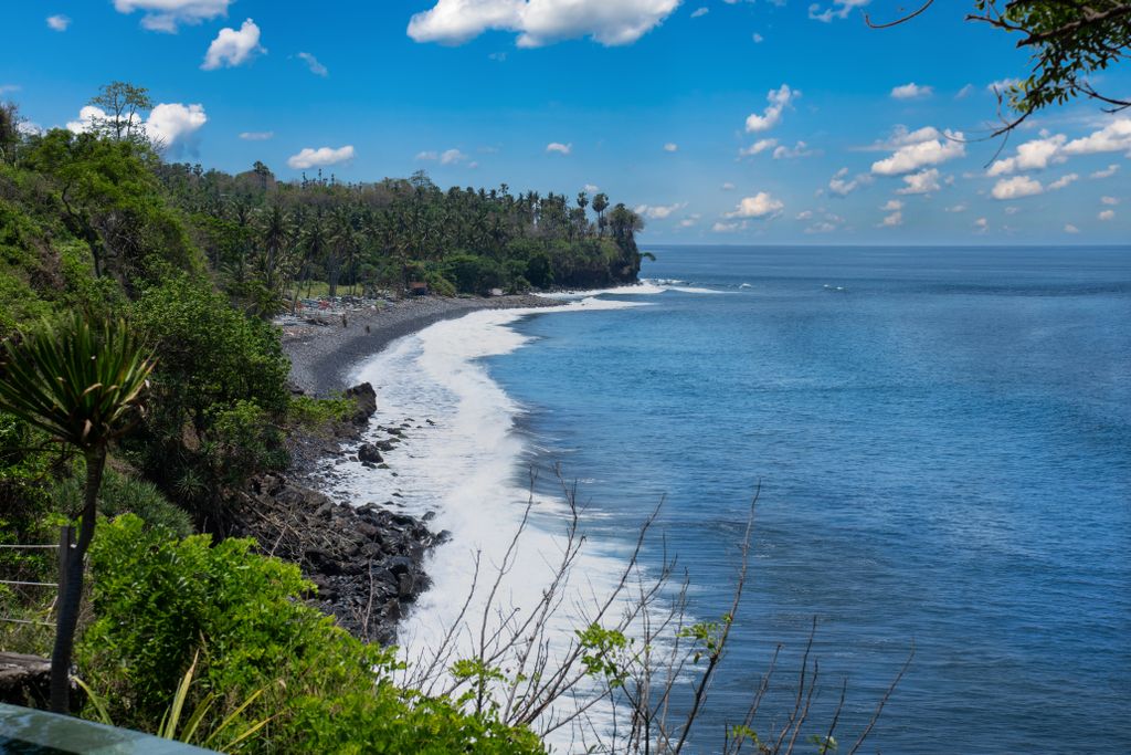 Costa rocosa de Bali, en Indonesia, con vegetación y mar abierto