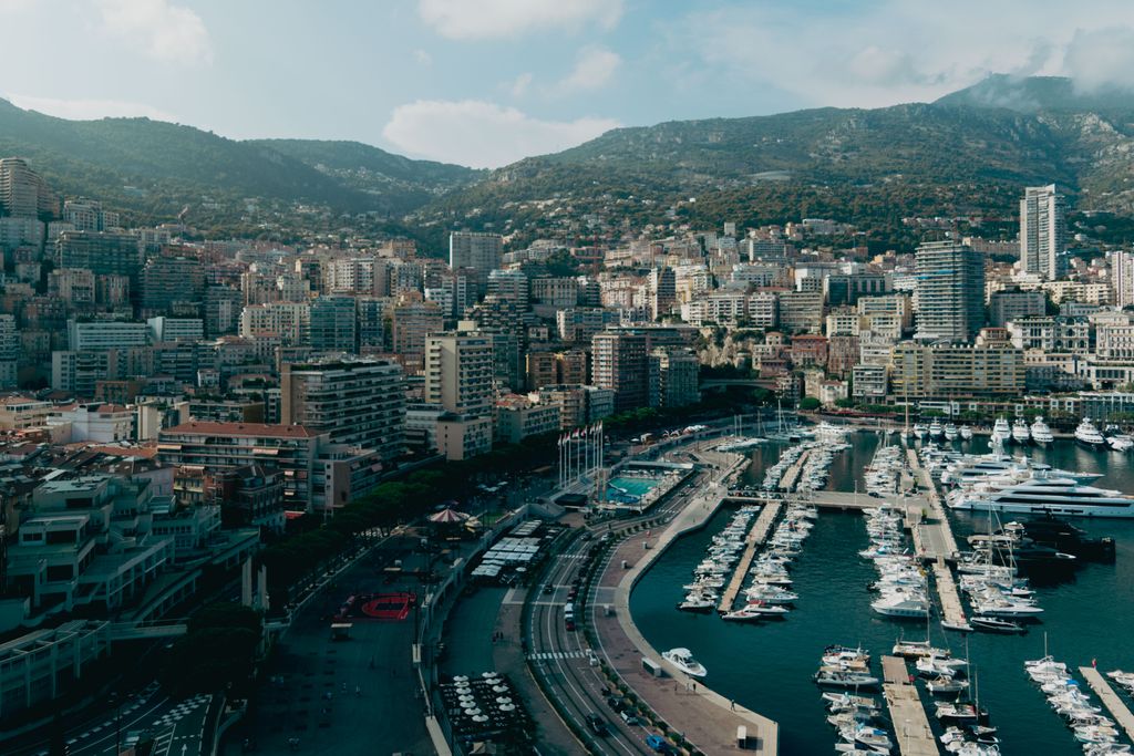 Vista aérea de Mónaco con los yates en Port Hercule