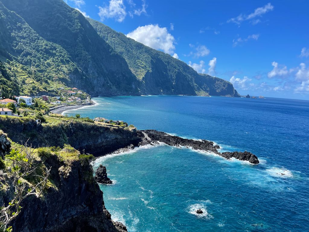 Acantilados y aguas turquesa de Seixal, en Madeira